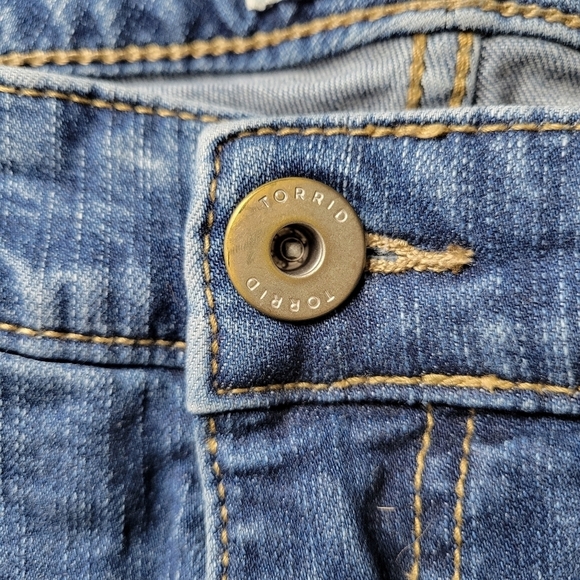 Torrid Jean Shorts 22 42X4 Blue Cut Off Cuffed Frayed Hem High Rise Denim - Picture 3 of 12